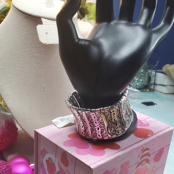 NWT silver toned filigree pattern 1 1/4 inch wide stretch bracelet - Picture 4 of 7